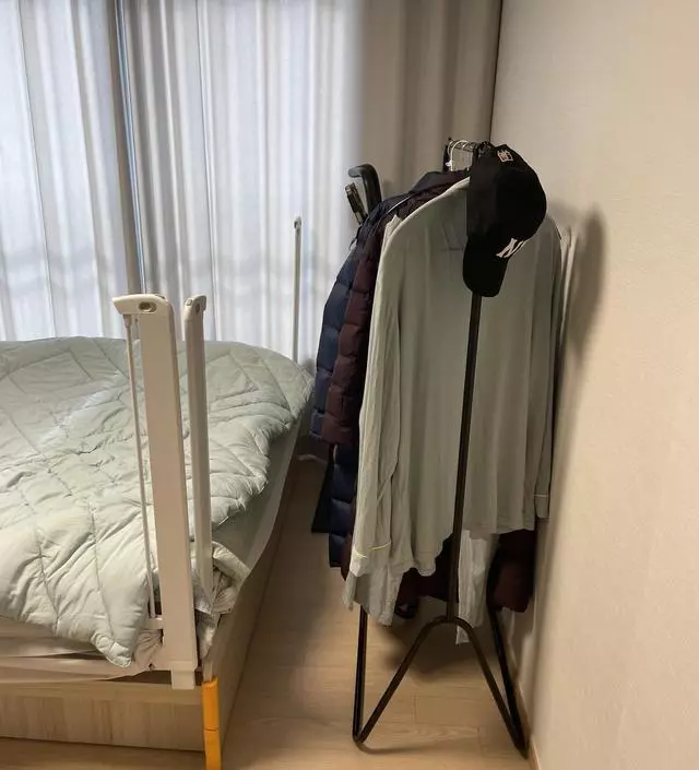 [네이버브랜드스토어 리뷰] 밖에서 나갔다오거나 편의점가거나 ㅋㅋ 집앞나갈때 ㅎㅎ 옷 걸어둘때가 없어 구매했습