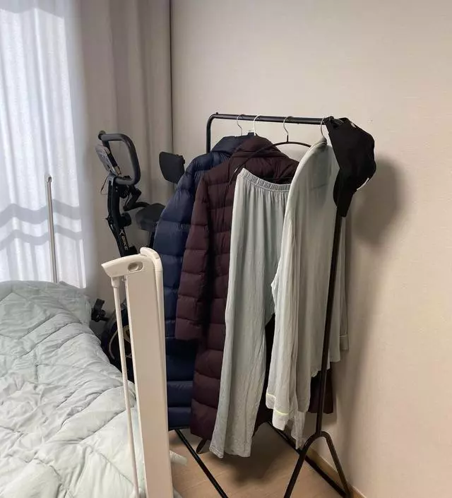 [네이버브랜드스토어 리뷰] 밖에서 나갔다오거나 편의점가거나 ㅋㅋ 집앞나갈때 ㅎㅎ 옷 걸어둘때가 없어 구매했습