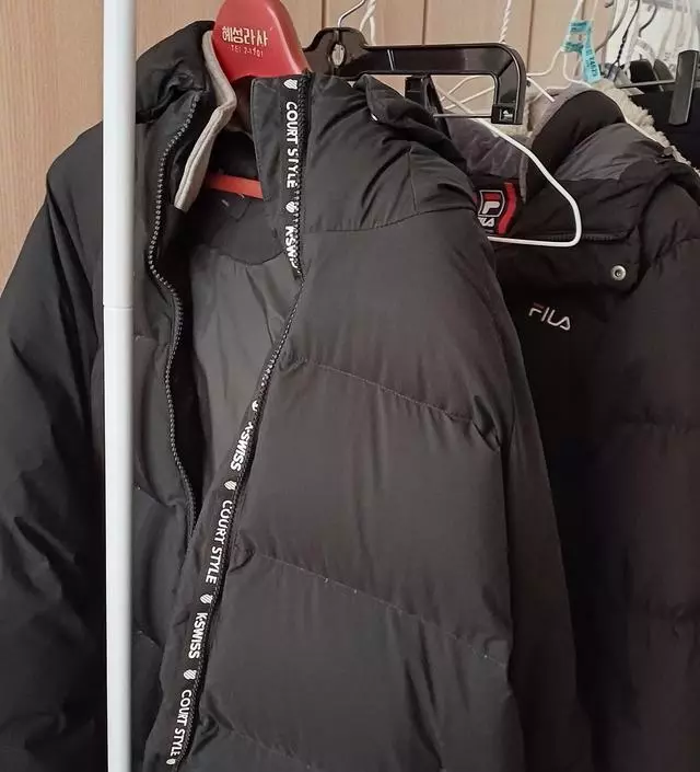 [네이버브랜드스토어 리뷰] 겨울 외투 걸곳이 없어서 고민하다가 구매했어요. 4가족 패딩이랑 간단한 자주 입는 옷