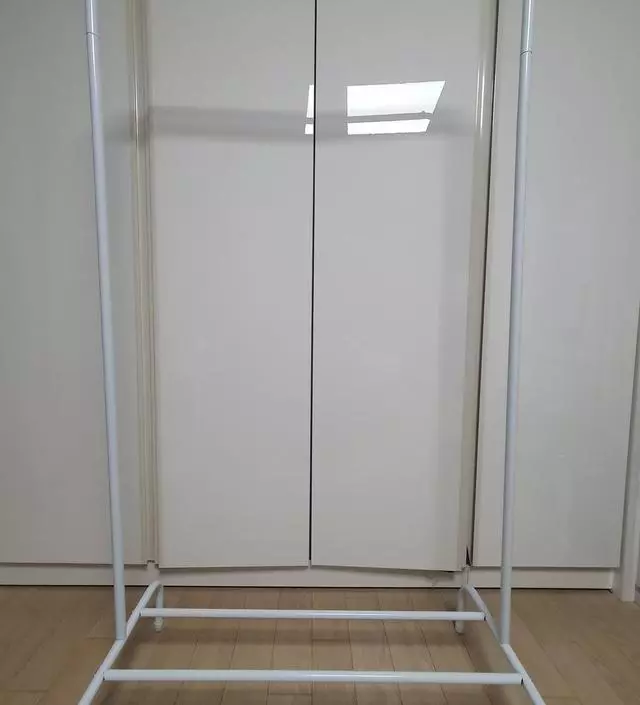 [네이버브랜드스토어 리뷰] 가격대비 좋아요. 그런데 옷걸이가 옷 한개만 걸어도 한쪽으로 휘네요ㅠ 아무리 세워도