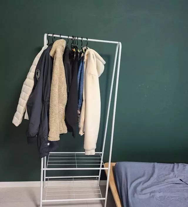 [네이버브랜드스토어 리뷰] 의자에 매번 쌓아 놓고 살아서 꿉꿉하고 정리가 안 되었는데 이제 옷걸이에 걸고 미니헹