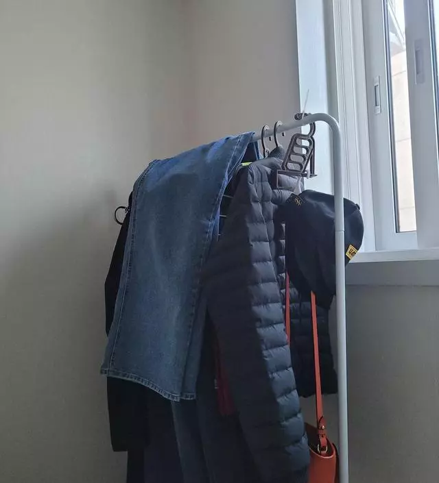 [네이버브랜드스토어 리뷰] 숙소 옷걸이로  구매했는데  가격도 좋고 조립도 쉽고  화이트라  깨끗해보이고  옷정리