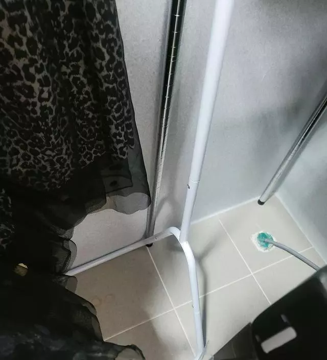 [네이버브랜드스토어 리뷰] 조립 간단합니다 사진대로 끼고 나사만 끼우면 되네요 여자 혼자서도 쉽게 돼요
