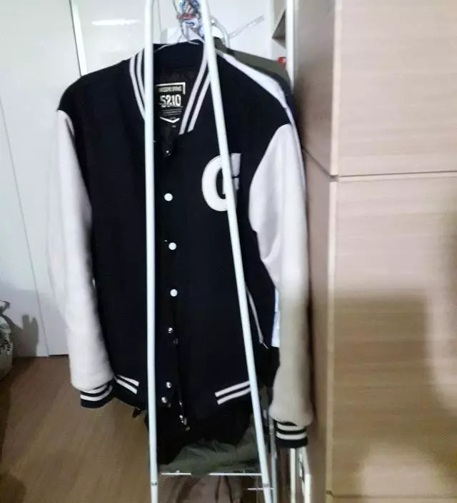 [네이버브랜드스토어 리뷰] 우선 자주 입는 옷을 걸어두어 편하게 꺼내입고 걸수있어요 특히 외투 걸어두니 너무 편