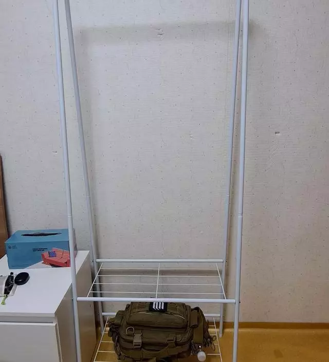 [네이버브랜드스토어 리뷰] 배송이 정말 빨리 왔네요 좁은 공간인데 크기가 적당해서 좋네요 조금 흔들거리긴 하지