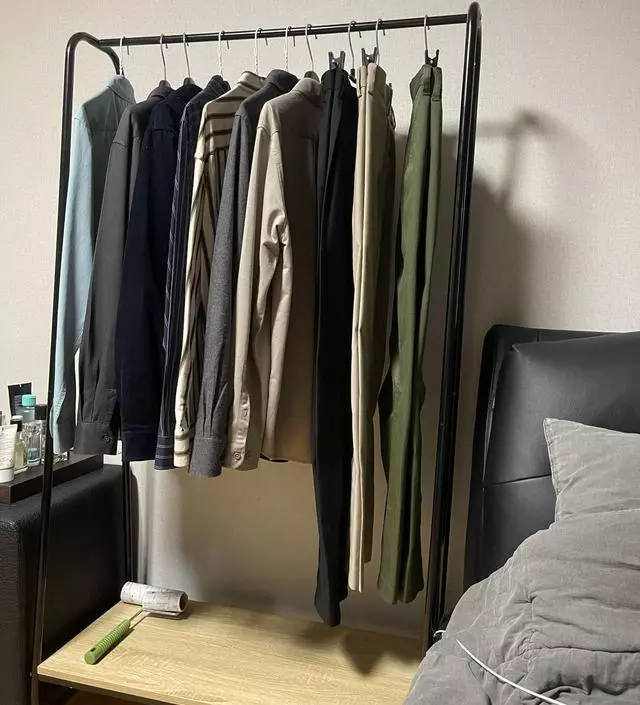 [네이버브랜드스토어 리뷰] 조립후 약간 흔들리긴하지만 옷걸면 거슬릴 정도는 아니에요 가성비있게 잘 구매한것같