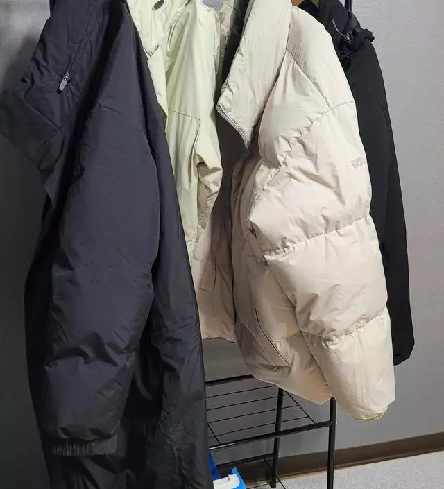 [네이버브랜드스토어 리뷰] 작은방에 간단한 외투 걸이로 사용하고 있어요
