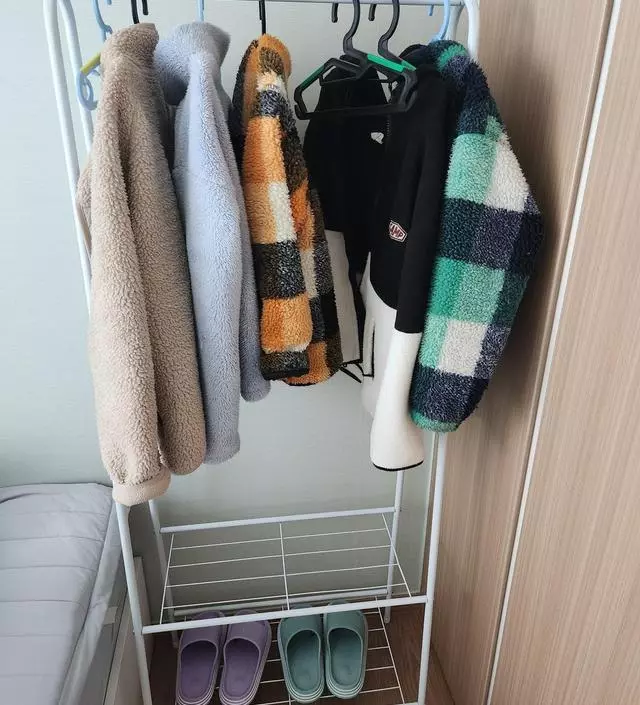 [네이버브랜드스토어 리뷰] 애들방에 외투정도만 걸수있는 사이즈라 좀 작지만 만족해요~가벼워서 요리조리 돌려가