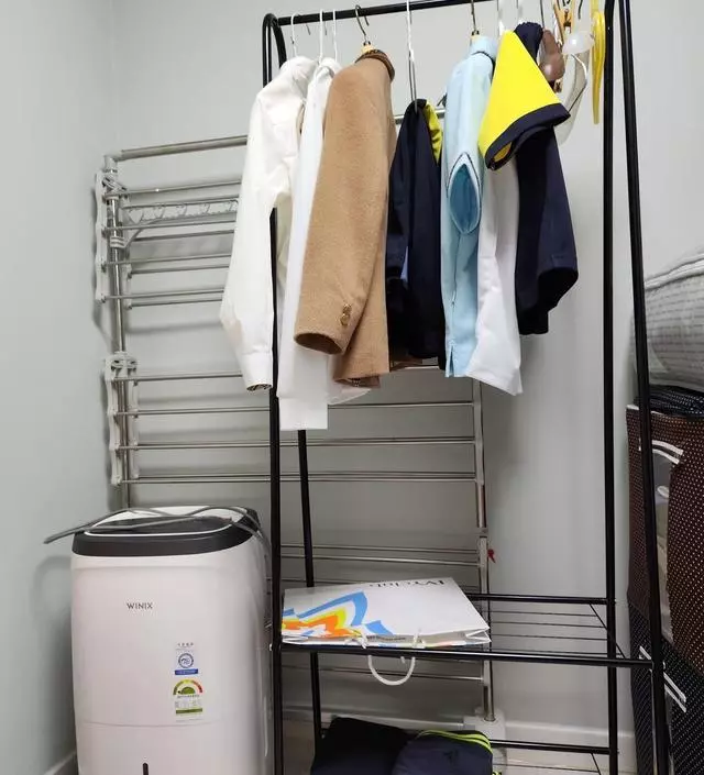 [네이버브랜드스토어 리뷰] 딱  작아서  틈새   옷걸이로  좋아요.   중간에  이음새는  고정  안돼있어서  조금  