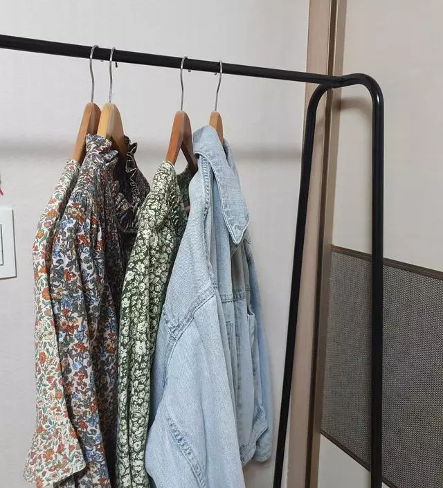 [네이버브랜드스토어 리뷰] 원피스걸이용으로샀는데 가격대비 만족해요. 나무바닥 나사가 잘안맞아서 못끼웠어요. 