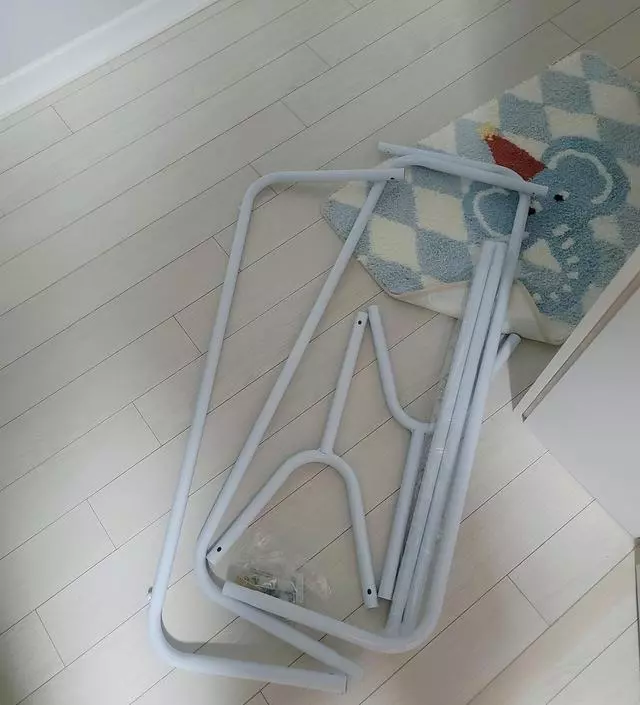 [네이버브랜드스토어 리뷰] 조립 간단합니다 사진대로 끼고 나사만 끼우면 되네요 여자 혼자서도 쉽게 돼요
