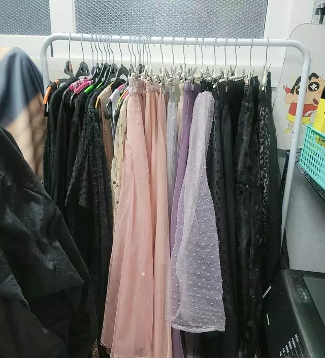 [네이버브랜드스토어 리뷰] 조립 간단합니다 사진대로 끼고 나사만 끼우면 되네요 여자 혼자서도 쉽게 돼요
