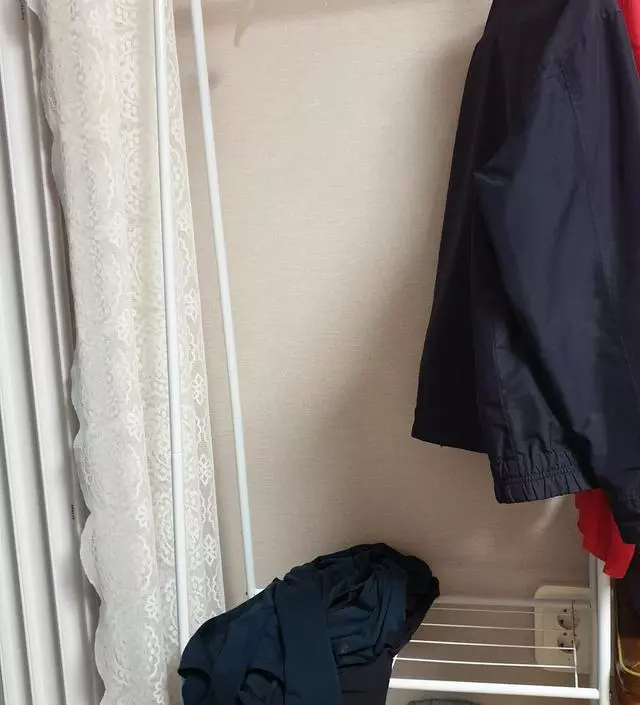 [네이버브랜드스토어 리뷰] 침실 한켠에놓고 간단하게 사용하기에 아래쪽 선반도2개있어 요긴하게 쓸수있네요.