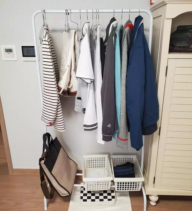 [네이버브랜드스토어 리뷰] 이것저것 더덕더덕 붙임 없이 용도애 맞게 깔끔한 제품입니다. 조립도 쉬웠고 옷걸리로