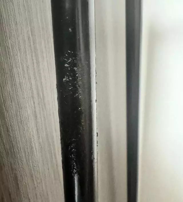 [네이버브랜드스토어 리뷰] 당일 입은 옷 걸기 위해서 구매했는데 적당한가격에 잘삿어요 조립편하고 다 좋은데 마