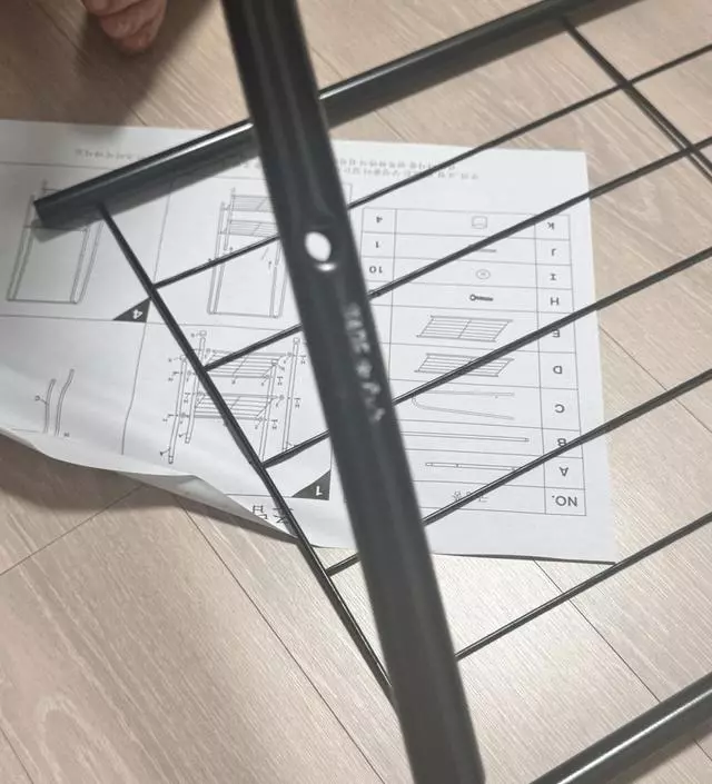 [네이버브랜드스토어 리뷰] 당일 입은 옷 걸기 위해서 구매했는데 적당한가격에 잘삿어요 조립편하고 다 좋은데 마