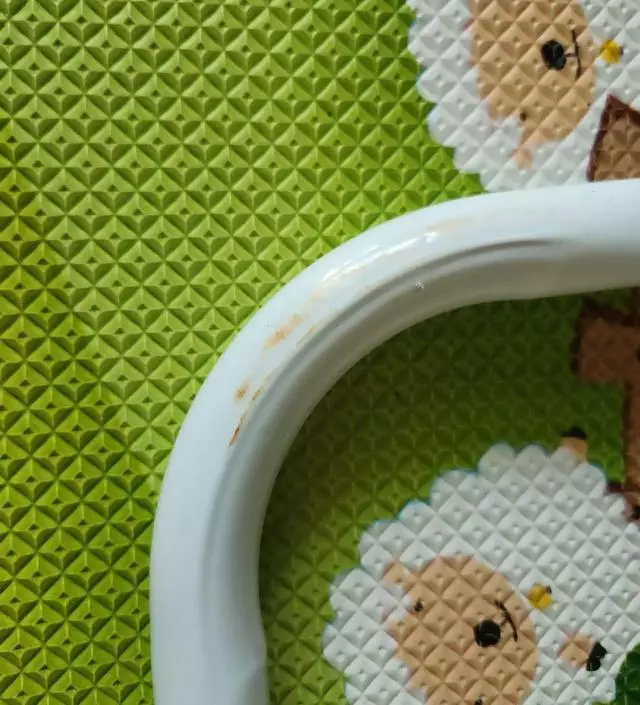 [네이버브랜드스토어 리뷰] 보관을 잘못 하신건지 사진 같은  녹이 군데군데 묻어있는데 안지워지네요.
