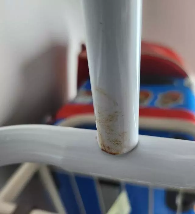 [네이버브랜드스토어 리뷰] 보관을 잘못 하신건지 사진 같은  녹이 군데군데 묻어있는데 안지워지네요.
