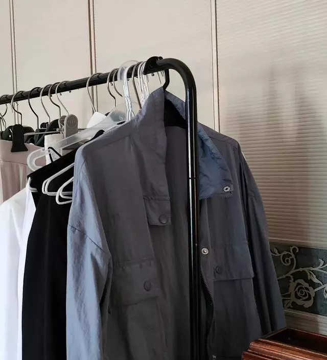 [네이버브랜드스토어 리뷰] 자리차지않고 많이 걸려요. 운반이 용이하나 가벼운만큼 약한데 사용하는데는 문제없습