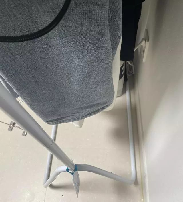 [네이버브랜드스토어 리뷰] 나사 구멍이 안맞아서 전동드릴로해결했네요..... 그래도 이가격이라 그냥 사용합니다 