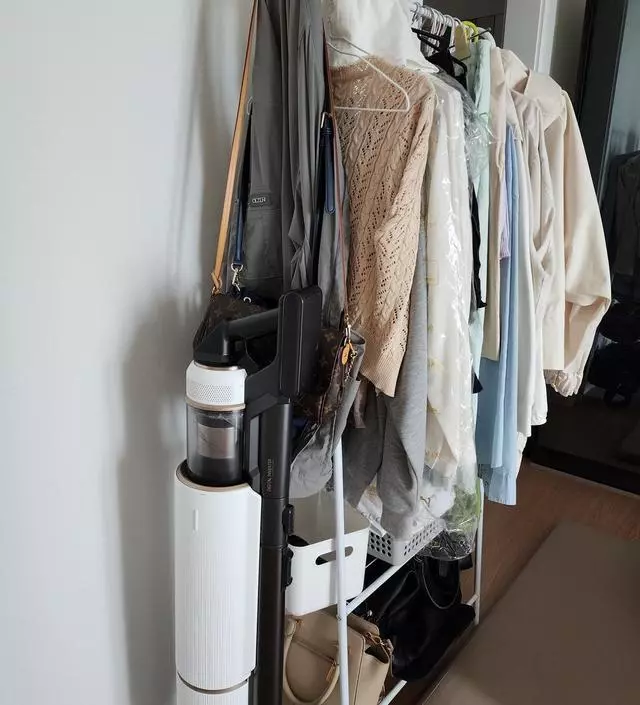 [네이버브랜드스토어 리뷰] 수납도 꽤 많이 되고 선반도 있어서 유용하게 잘 사용 중이에요 ㅎㅎ 깔끔하게 외투만 