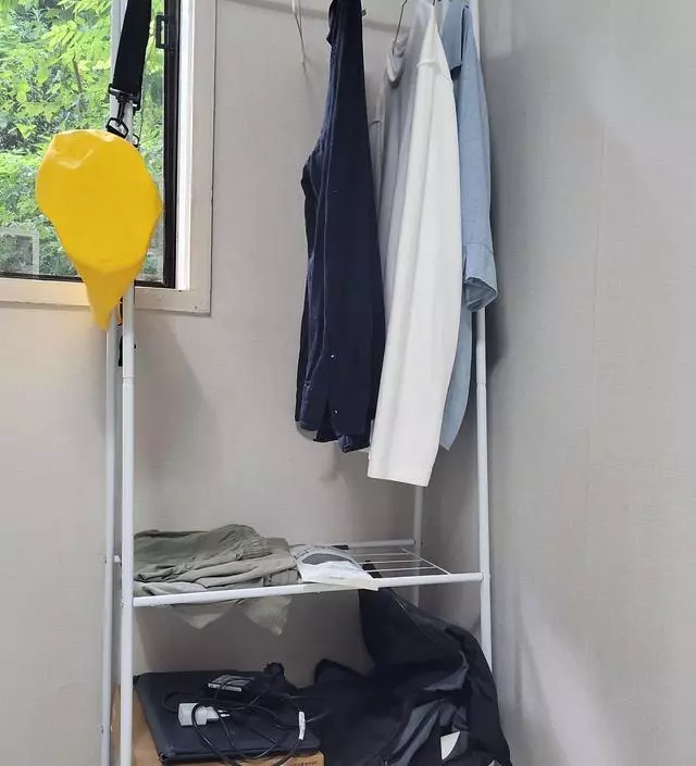 [네이버브랜드스토어 리뷰] 손님방에 깔끔한 행거가 있으면 좋겠다싶어 주문했어요! 평이 좋아 주문했는데, 조립도