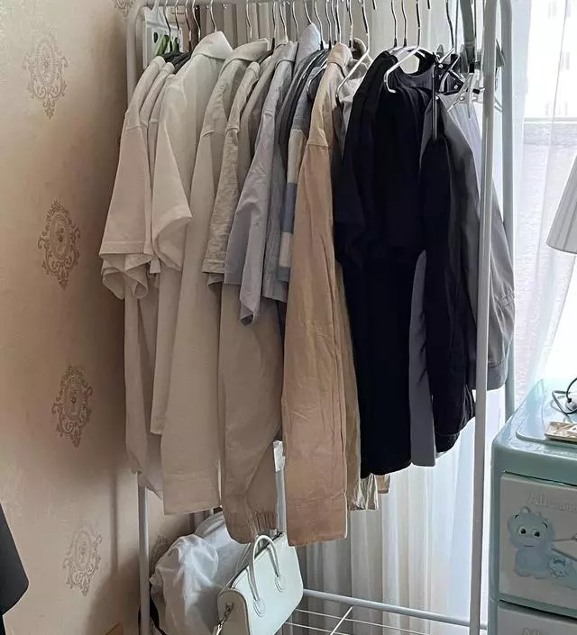 [네이버브랜드스토어 리뷰] 조립하는건 쉬웠어요~ 약간 부실해보이기도하는데 옷 적당히 걸면 괜찮을듯 가성비 좋아