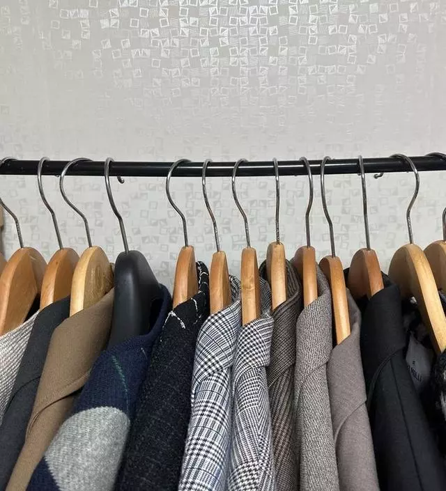 [네이버브랜드스토어 리뷰] 가성비는 좋으나 옷을 많이 걸어두면 휘어요