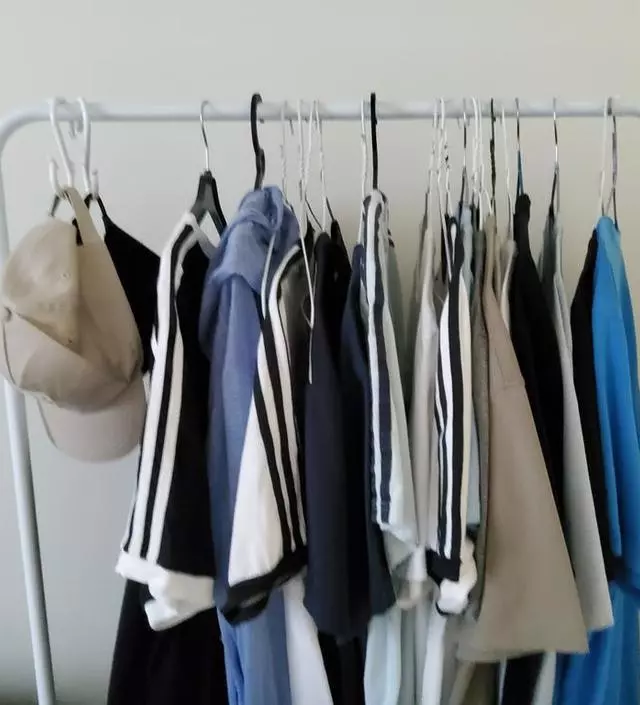 [네이버브랜드스토어 리뷰] 공간을 적게 차지하는 미니 행거라서 한쪽 구석에 놓고 간단한 옷을 정리하기 좋습니다