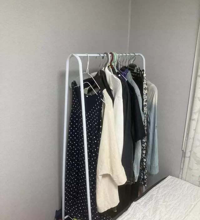 [네이버브랜드스토어 리뷰] 아이 방 침대 끝부분 공간 활용에 제격입니다. 좁은 틈새를 옷걸이로 채워 쓰시려고 한