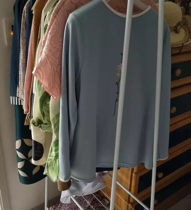 [네이버브랜드스토어 리뷰] 공간이 좁아 옷장 둘 곳이 없었는데 딱 필요한 사이즈의 행거입니다 생각보다 더 많은 