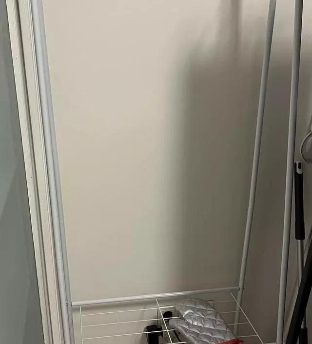 [네이버브랜드스토어 리뷰] 틈새 공간 활용하기 좋습니다. 한번 가볍게 입은 상의 걸어둘 용으로 구매했는데 매우 