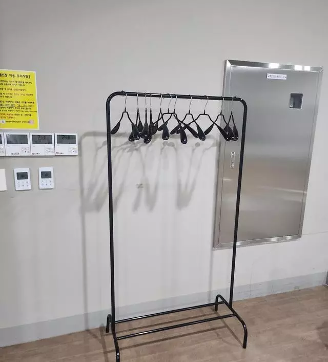 [네이버브랜드스토어 리뷰] 날씨가 쌀쌀해져서 겉옷을 입고 다니다보니 운동실에 겉옷 걸어둘 헹거가 필요할 듯 하