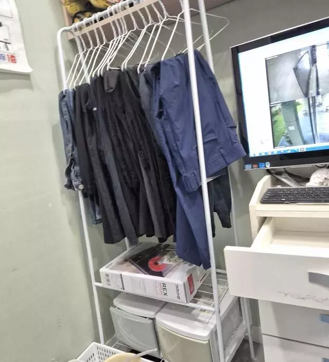 [네이버브랜드스토어 리뷰] 하나사고 맘에 들어 재주문했습니다.  아래 수납 선반도 활용하기 좋고 비교적 튼튼해요