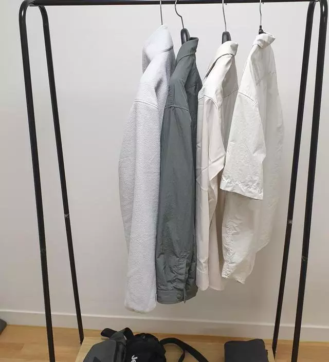 [네이버브랜드스토어 리뷰] 적당하게 걸어놓기좋고 밑판은 생각보다 묵직하고 튼튼합니다 이어주는 중간 아구가 뻑