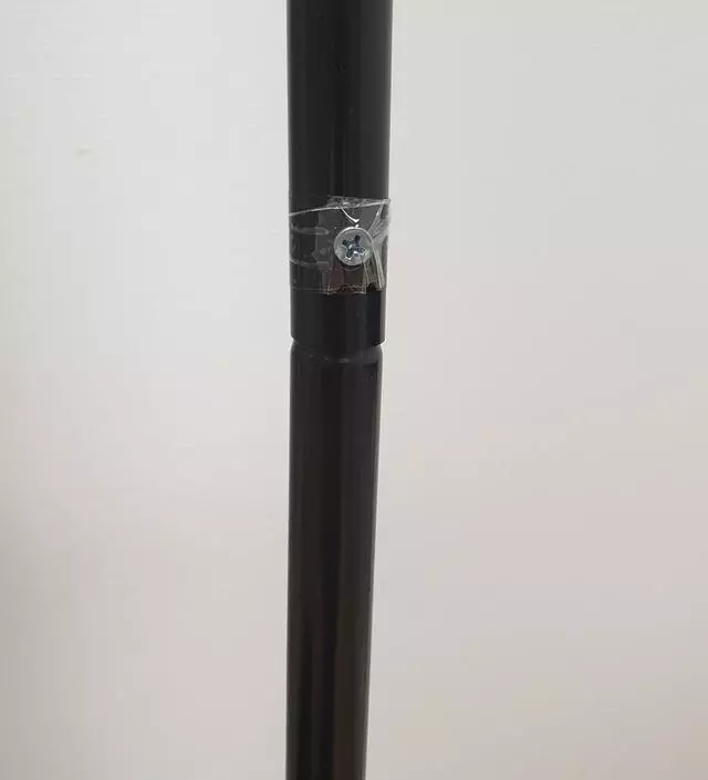 [네이버브랜드스토어 리뷰] 적당하게 걸어놓기좋고 밑판은 생각보다 묵직하고 튼튼합니다 이어주는 중간 아구가 뻑