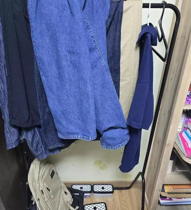 [네이버브랜드스토어 리뷰] 귀찮아서 그냥 걸쳐놓기만하는데 의자에 걸쳐놓는것보다 훨씬 나은듯하네요 생각보다 튼