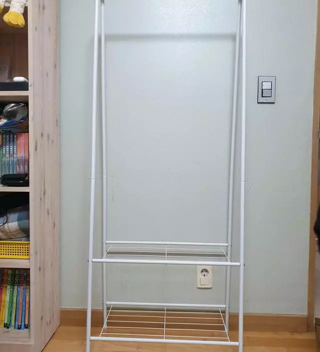 [네이버브랜드스토어 리뷰] 외출복 잠옷 잠깐씩 걸어두는 용도로 샀습니다. 원하는 사이즈 딱 좋았고 부담스럽게 자