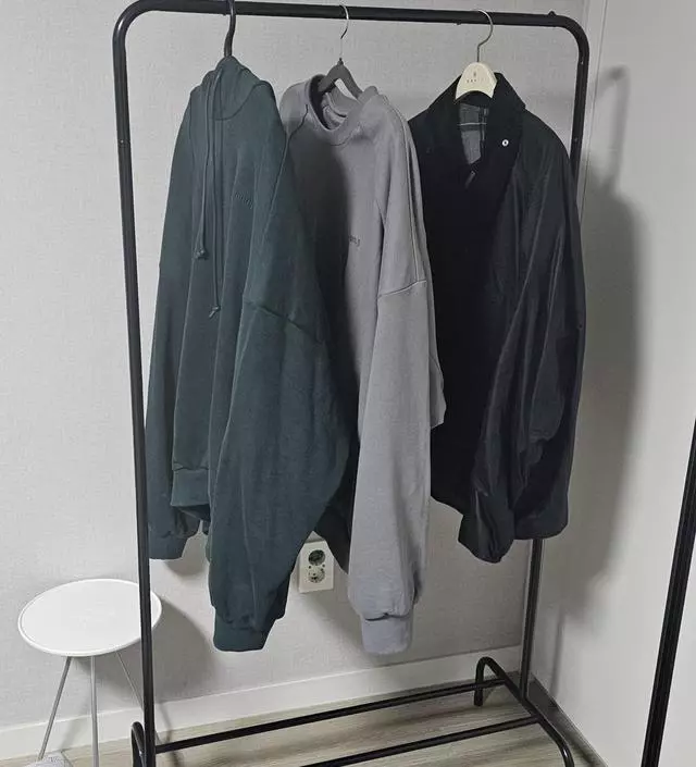 [네이버브랜드스토어 리뷰] 설치도 간편하고 이쁘네요 옷걸이에 걸어놓으니 이쁩니다. 빨래 건조대로 써도 될거같아