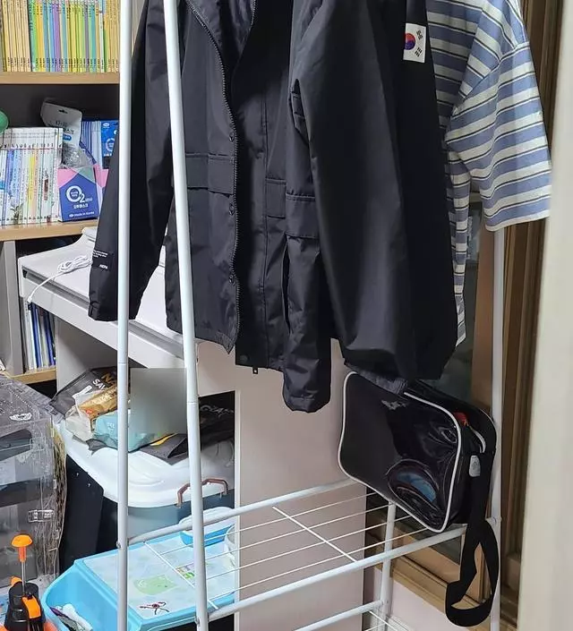 [네이버브랜드스토어 리뷰] 아이 외출복이랑 잠옷 걸어 놓을 때가 마땅치 않아 의자에 걸어 놓았는데 남편이 아이방