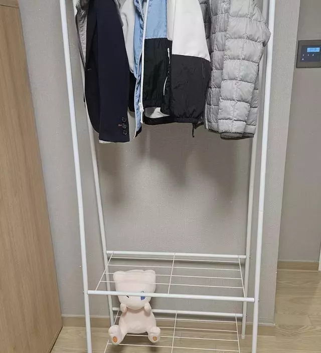 [네이버브랜드스토어 리뷰] 가볍게 들리는데 옷이랑 간단한 가방 수납하기엔 딱 좋아요 저렴하지만 가성비 있습니다