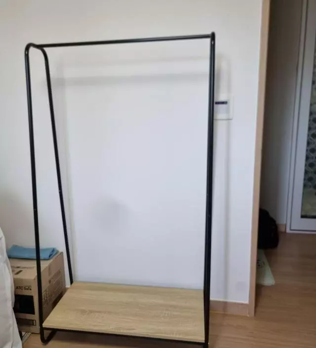 [네이버브랜드스토어 리뷰] 자주 입는 겉옷, 운동복 둘 행거가 필요해서 구입했어요. 밑에 선반이 있어서 운동가방