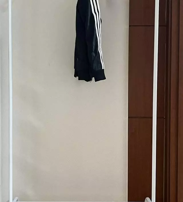 [네이버브랜드스토어 리뷰] 가격대비 전반적으로 만족합니다 다만 많이 약하네요~~~ 옷을 가득 채워 걸으면 어느쪽