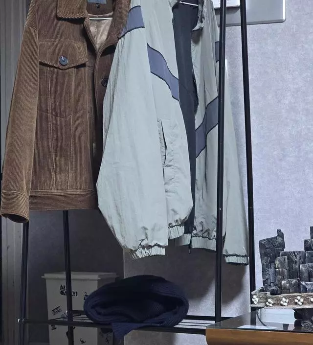 [네이버브랜드스토어 리뷰] 입었던 옷을 옷장에 넣기엔 좀 찝찝해서 따로 걸어두려고 샀어요 
