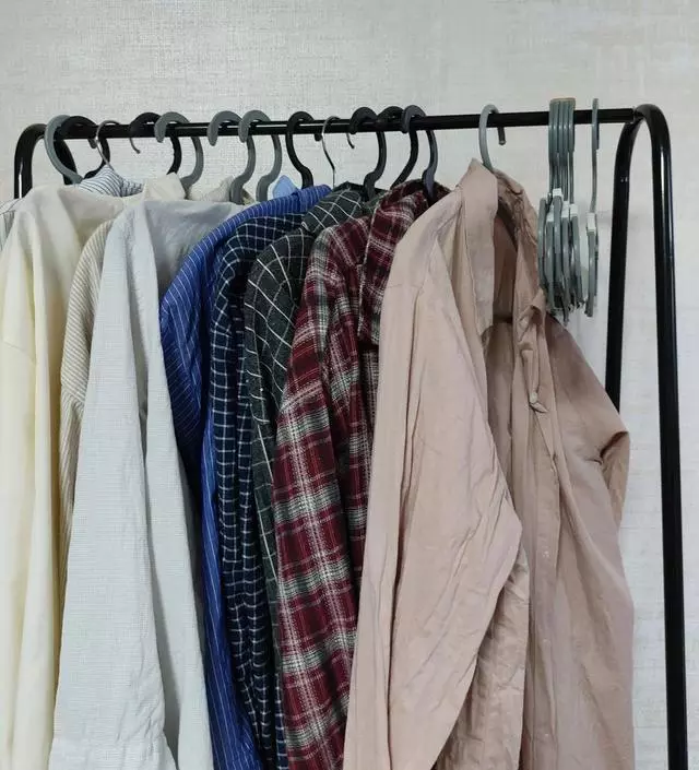 [네이버브랜드스토어 리뷰] 아랫쪽엔 가방이나 잡동사니 놓을수있어서 좋아요 조립도 간편하거 편했어요