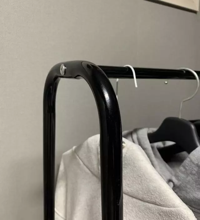 [네이버브랜드스토어 리뷰] 스크레치는 아쉽지만 드레스룸에 롱패딩 걸기위해 구매했습니다. 재구매 방에 하나씩 외