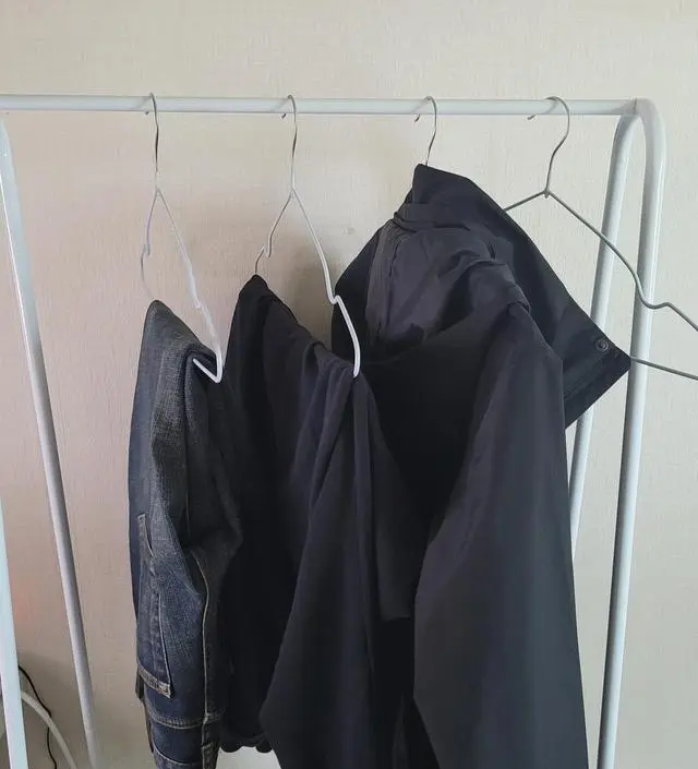 [네이버브랜드스토어 리뷰] 방은 좁은데 옷장은 꽉차서 고민하다가 사게되었는데 사이즈도 아담하고 대만족이에요.