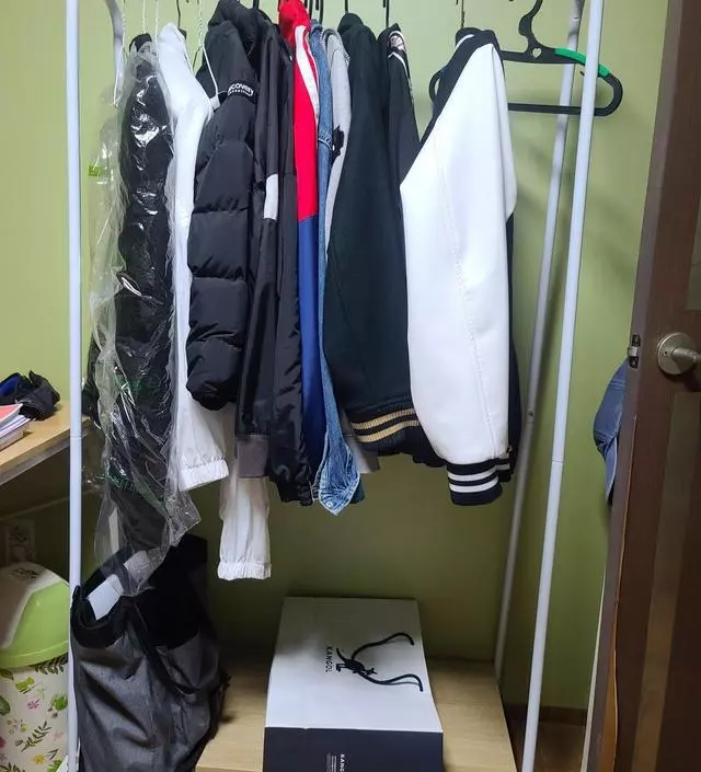 [네이버브랜드스토어 리뷰] 날씨 추워져서 외출복 걸어 놓으려고 샀어요.
