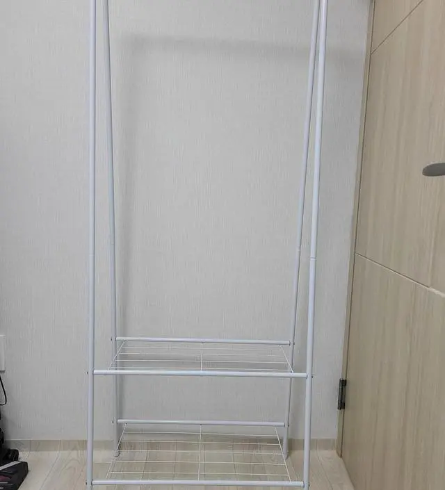 [네이버브랜드스토어 리뷰] 옷장은 있지만 자주입는옷이나 잠옷걸어두려고 하나더 구매했습니다  밑에 2단정도물건