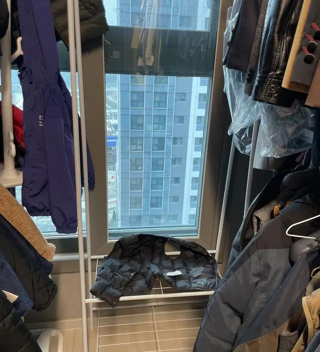 [네이버브랜드스토어 리뷰] 바로바로 입을옷을 걸어두기 위해 작은 싸이즈 행거 찾다가 주문했는데 생각보다 너무 